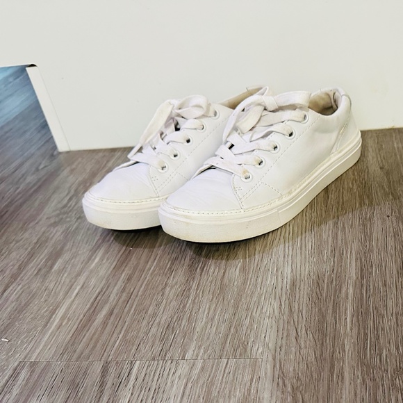 TOMS Women’s size 7 White Leather Lace Up Sneakers - Picture 1 of 9